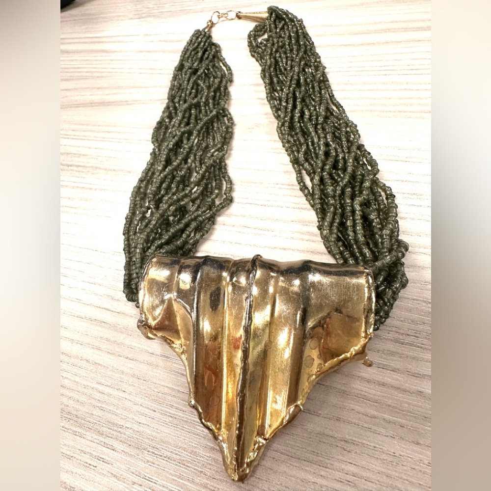 11.5” Green VTG Plastic Beads Rope w/ Gold Intricate Design Pendant Necklace - Picture 2 of 5